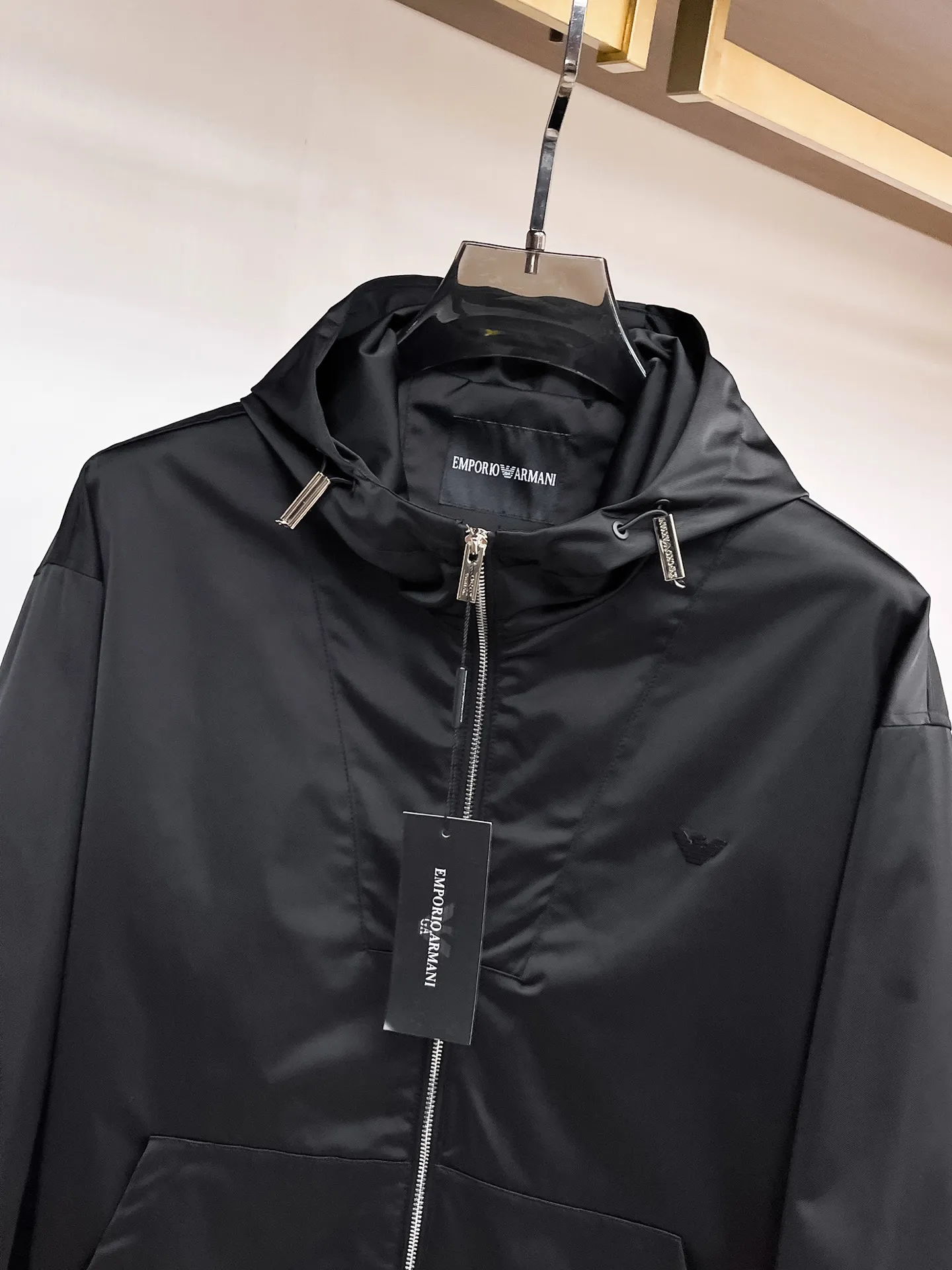 Armani official website Same Style, complete with three labels, on sale in advance. 2026 Autumn and Winter New Arrival men's jacket, Original with complete three labels, Premium version. Custom-made fabrics at the counter. Breathable, high comfort, impeccable details, brand element design concept, reflecting high quality. It feels delicate and soft, presents a casual cut, and has a great upper body shape. Sizes: M～3XL,